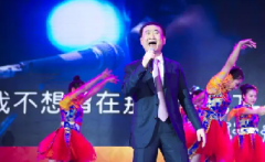 “國(guó)民公公”王健林火了，首富玩起了搖滾